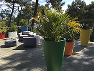 terrasse avec jardinières et pots coniques