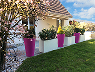 terrasse avec jardinières et pots coniques