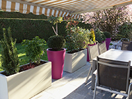 terrasse avec jardinières et pots coniques